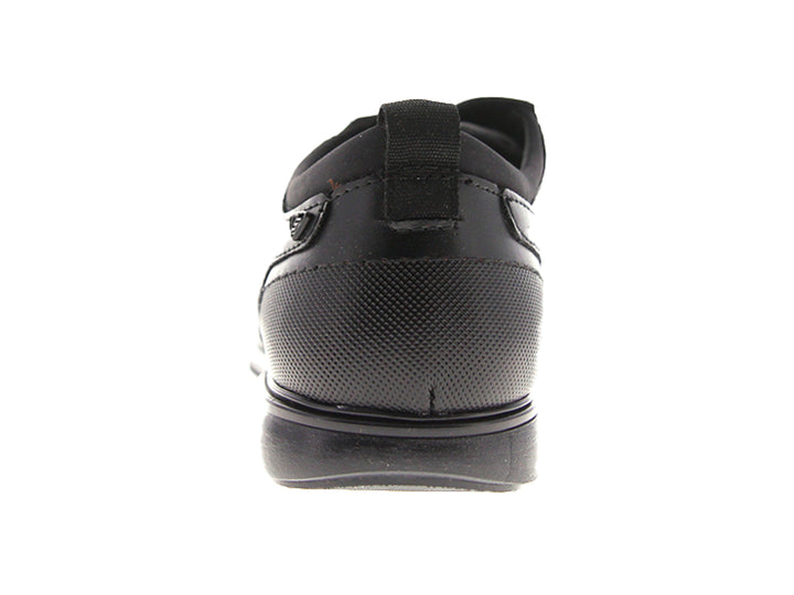 Zapato casual negro para hombre con cordones y detalle de textura geométrica en el costado.