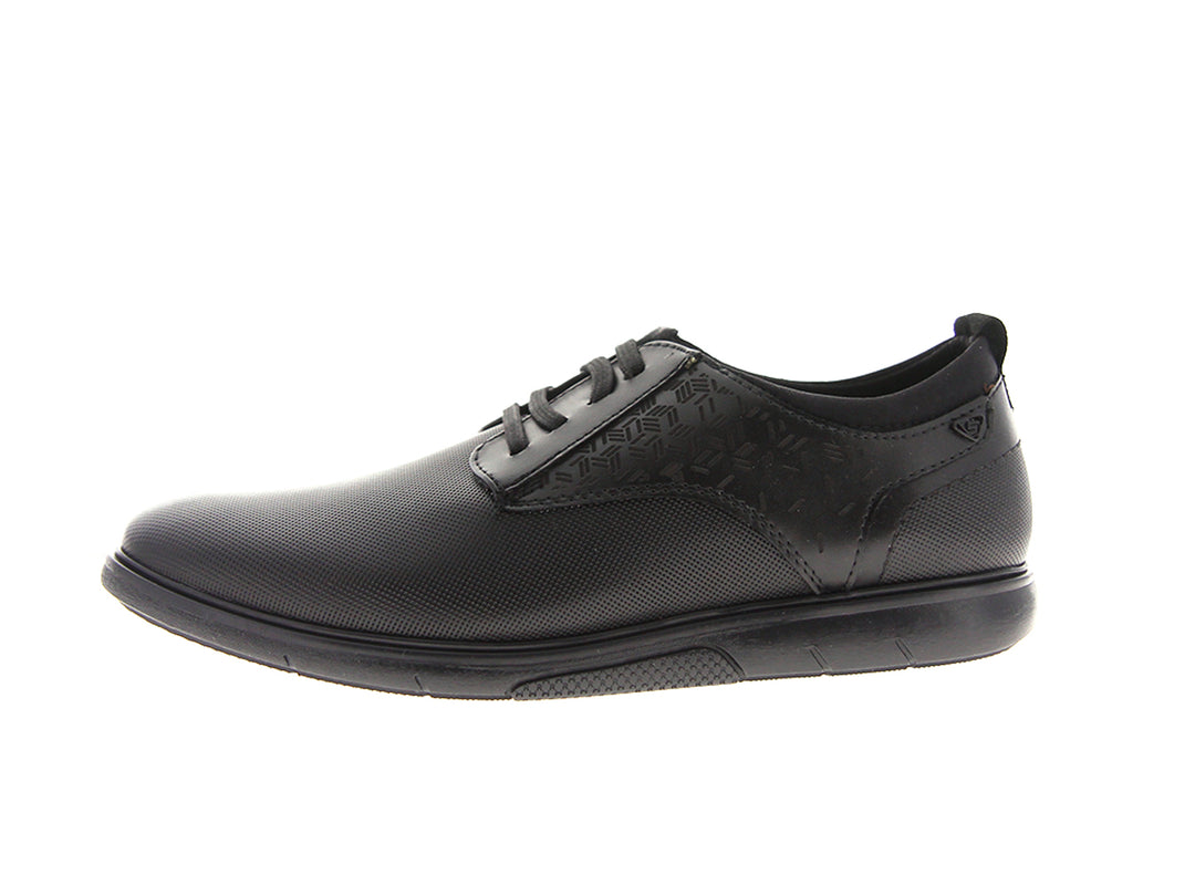 Zapato casual negro para hombre con cordones y detalle de textura geométrica en el costado.