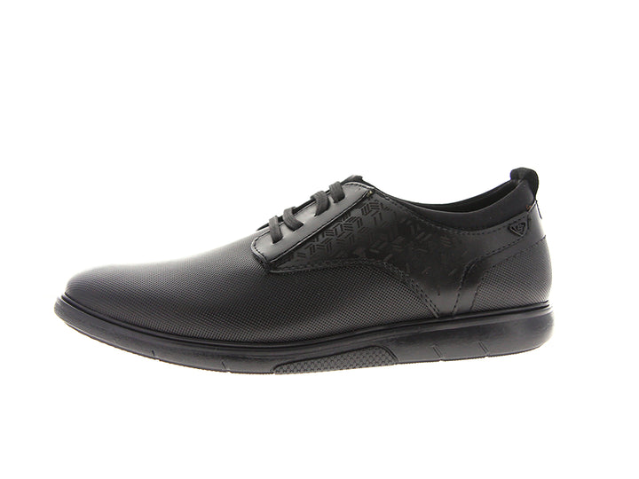 Zapato casual negro para hombre con cordones y detalle de textura geométrica en el costado.
