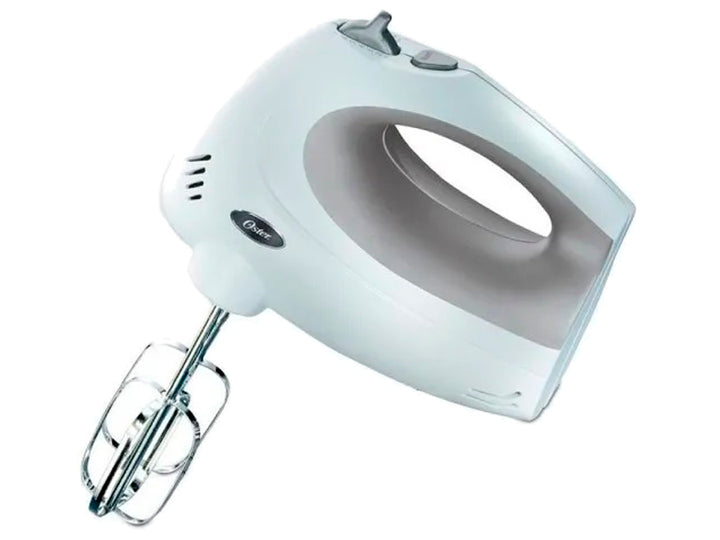 Batidora manual Oster de color blanco y gris con batidores de metal.