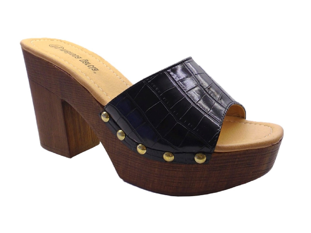 Sandalia negra de plataforma con textura de cocodrilo, remaches dorados y tacón efecto madera.
