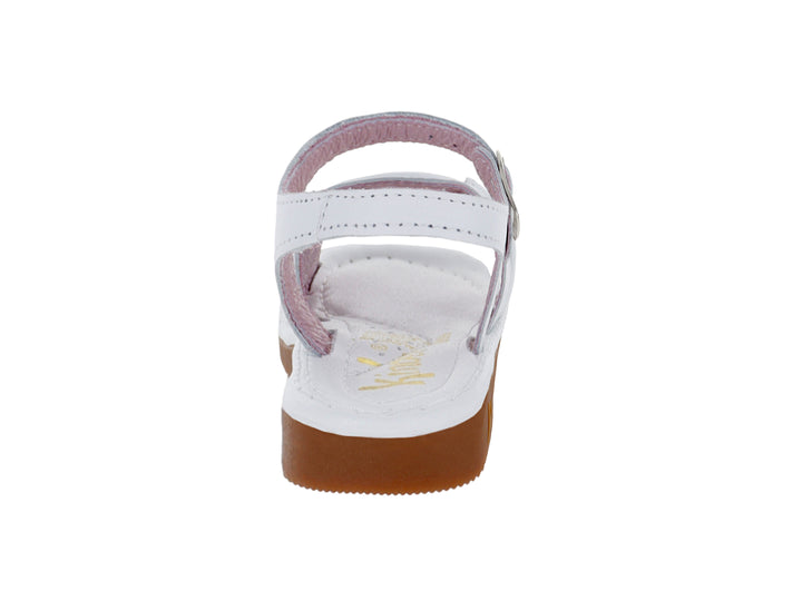 Sandalia blanca para niña marca Kinder con hebilla plateada y suela marrón.