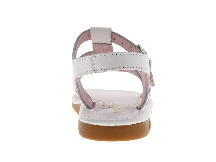 Sandalias blancas para niña con adornos de flores y cierre de hebilla.