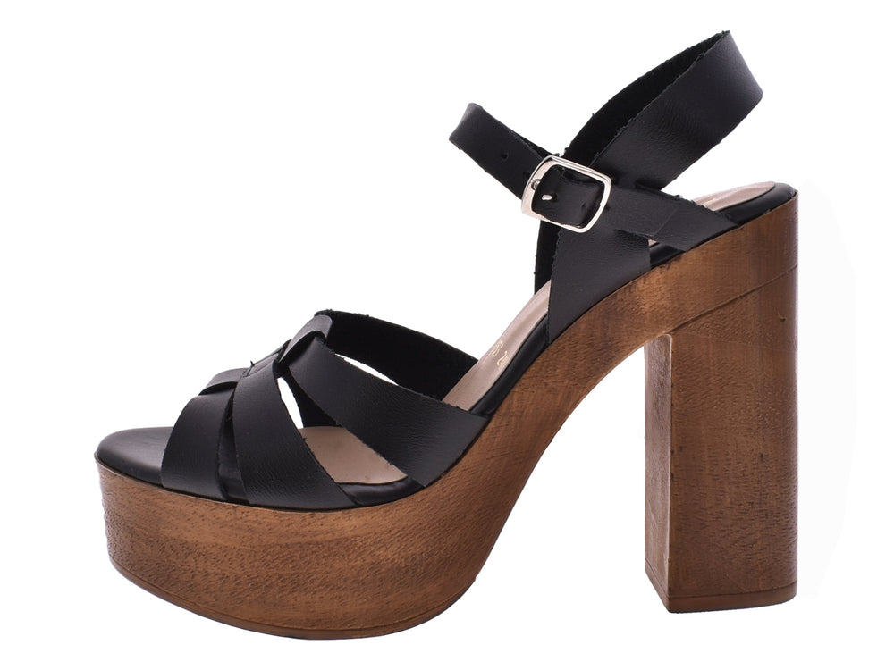 Sandalias negras de plataforma con tacón grueso de madera y correas con hebilla.