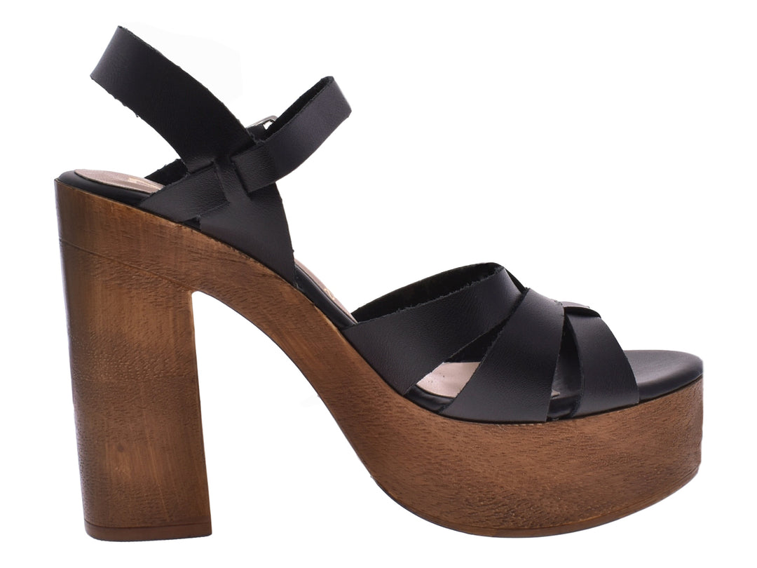 Sandalias negras de plataforma con tacón grueso de madera y correas con hebilla.