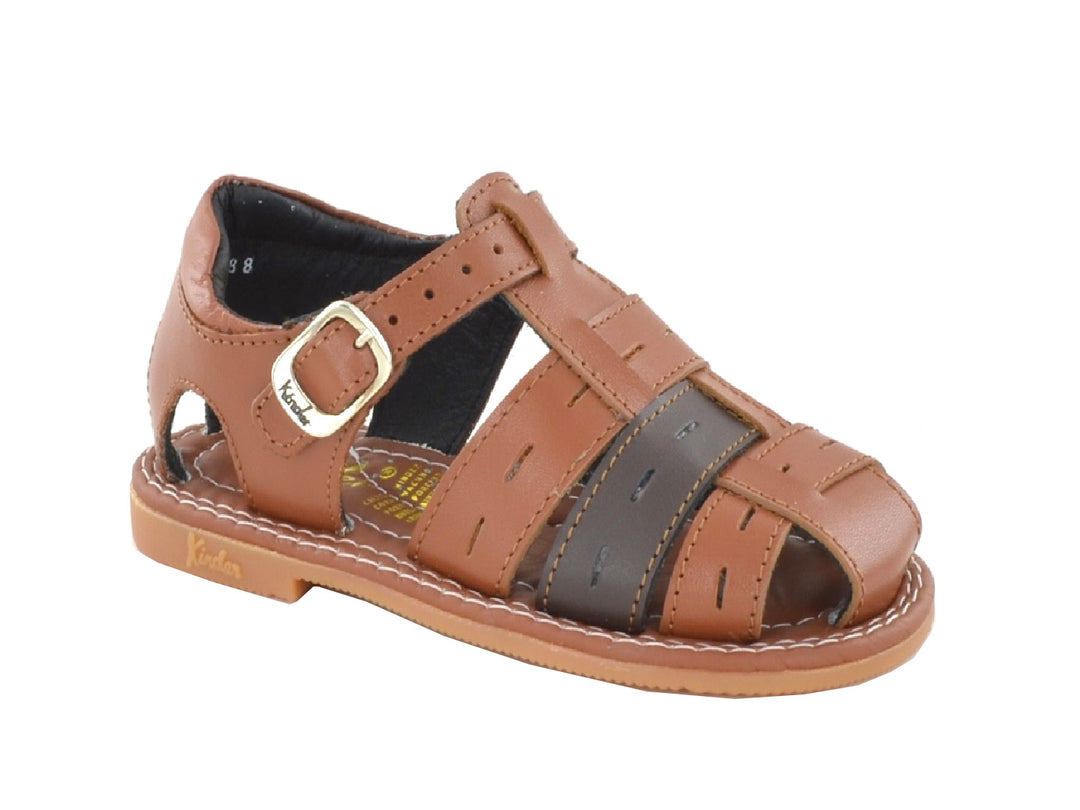 Sandalias para niño marca Kinder en color café con tiras y hebilla dorada.