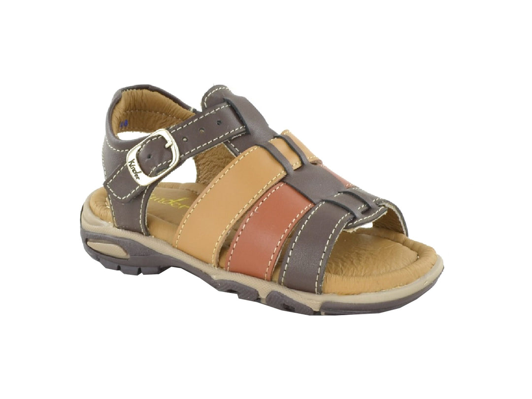Sandalias para niño marca Kinder en tonos ocre y marrón con correas ajustables y hebilla metálica.