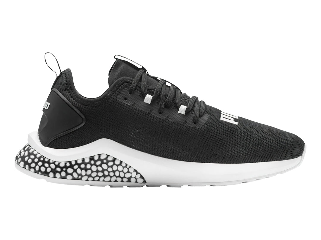 Tenis PUMA HYBRID NX color negro con suela blanca y diseño moteado en el talón.
