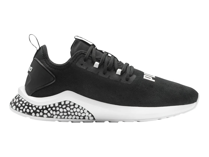Tenis PUMA HYBRID NX color negro con suela blanca y diseño moteado en el talón.