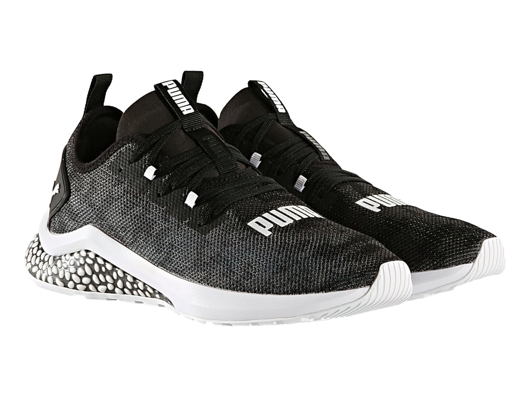 Tenis PUMA HYBRID NX color negro con suela blanca y diseño moteado en el talón.