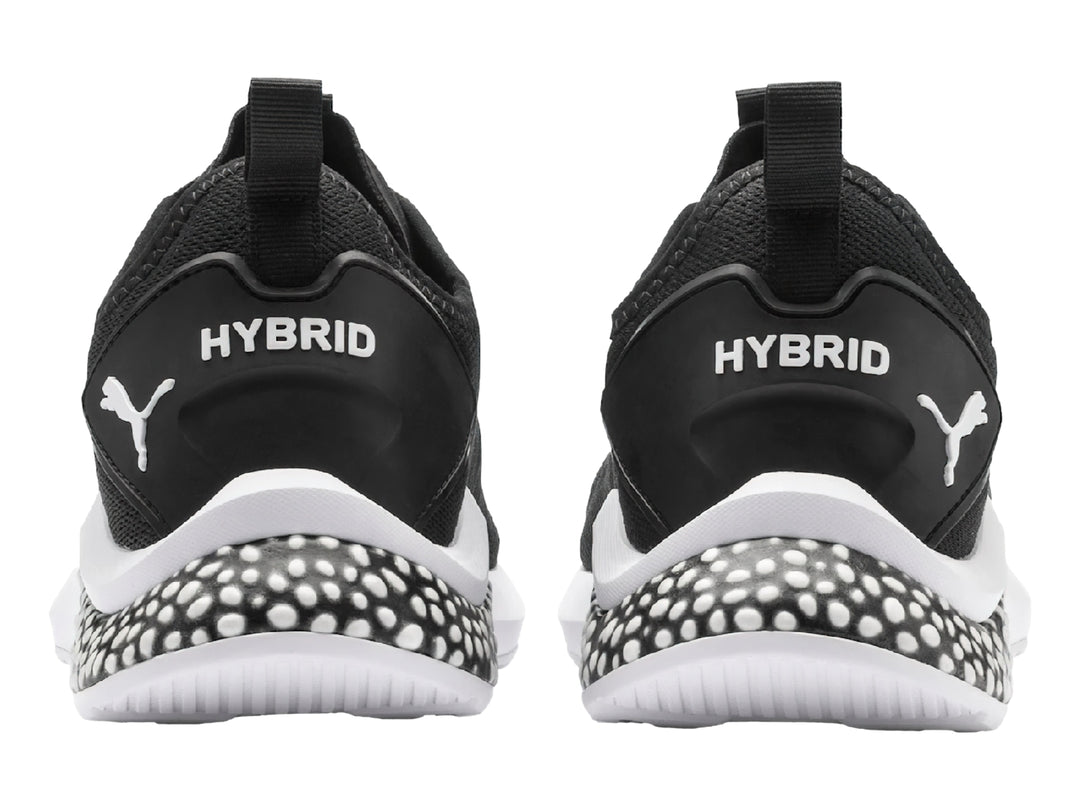Tenis PUMA HYBRID NX color negro con suela blanca y diseño moteado en el talón.