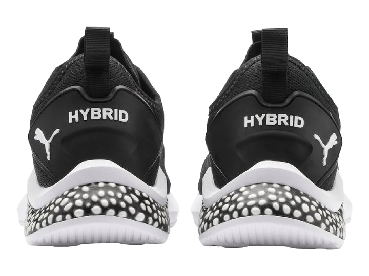 Tenis PUMA HYBRID NX color negro con suela blanca y diseño moteado en el talón.