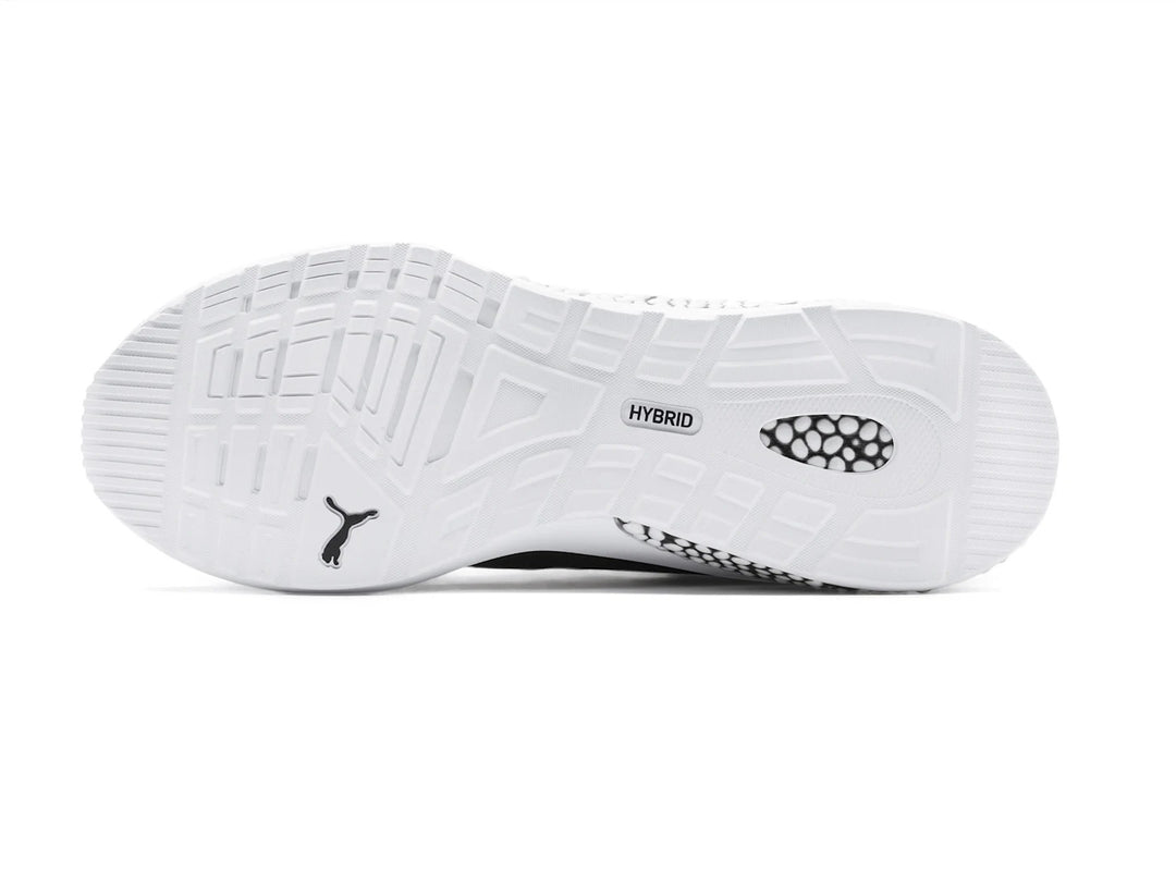 Tenis PUMA HYBRID NX color negro con suela blanca y diseño moteado en el talón.