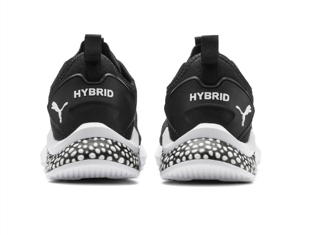 Tenis PUMA HYBRID NX color negro con suela blanca y diseño moteado en el talón.