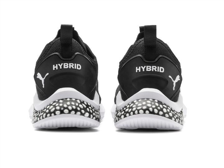 Tenis PUMA HYBRID NX color negro con suela blanca y diseño moteado en el talón.
