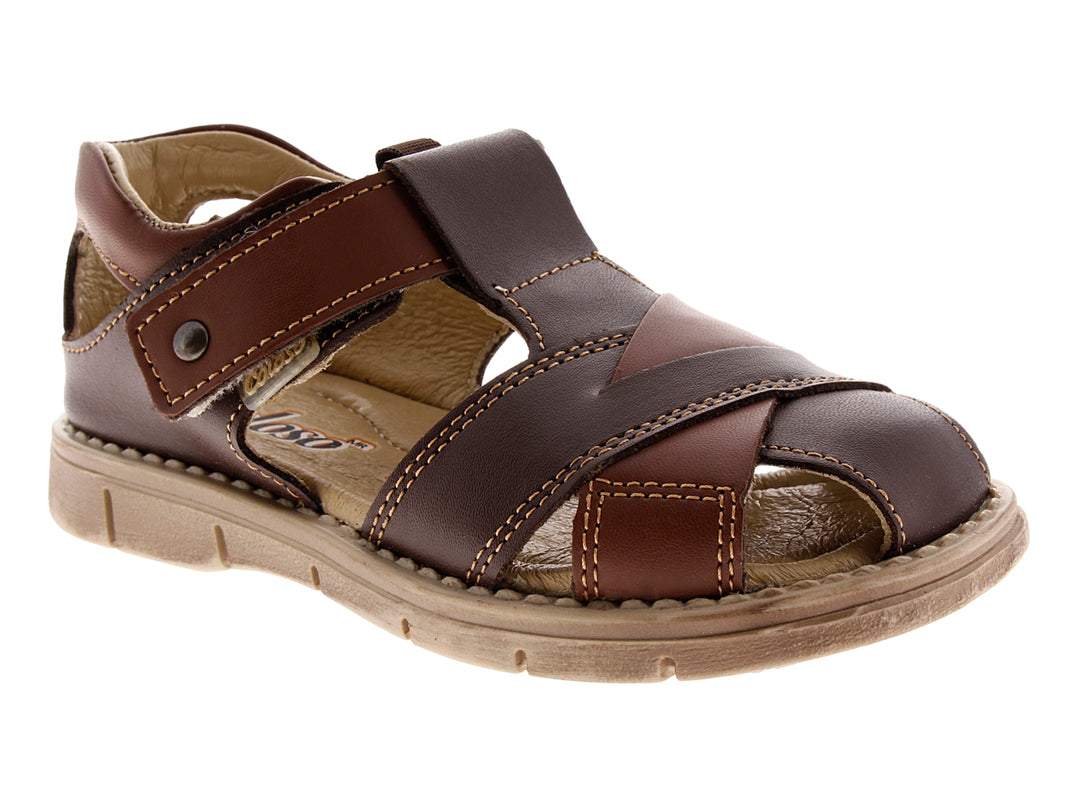 Sandalias color café para niño con correas ajustables y suela beige.