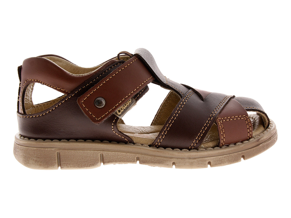 Sandalias color café para niño con correas ajustables y suela beige.