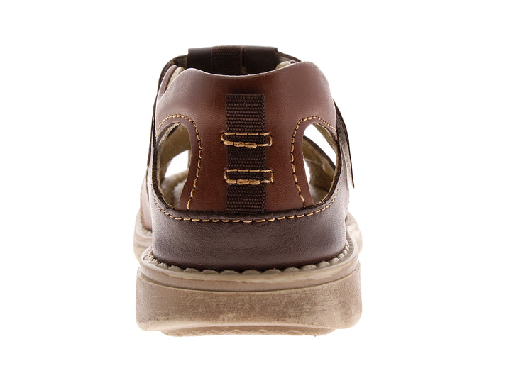 Sandalias color café para niño con correas ajustables y suela beige.