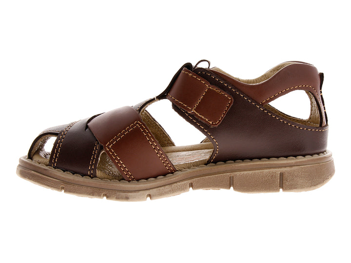 Sandalias color café para niño con correas ajustables y suela beige.