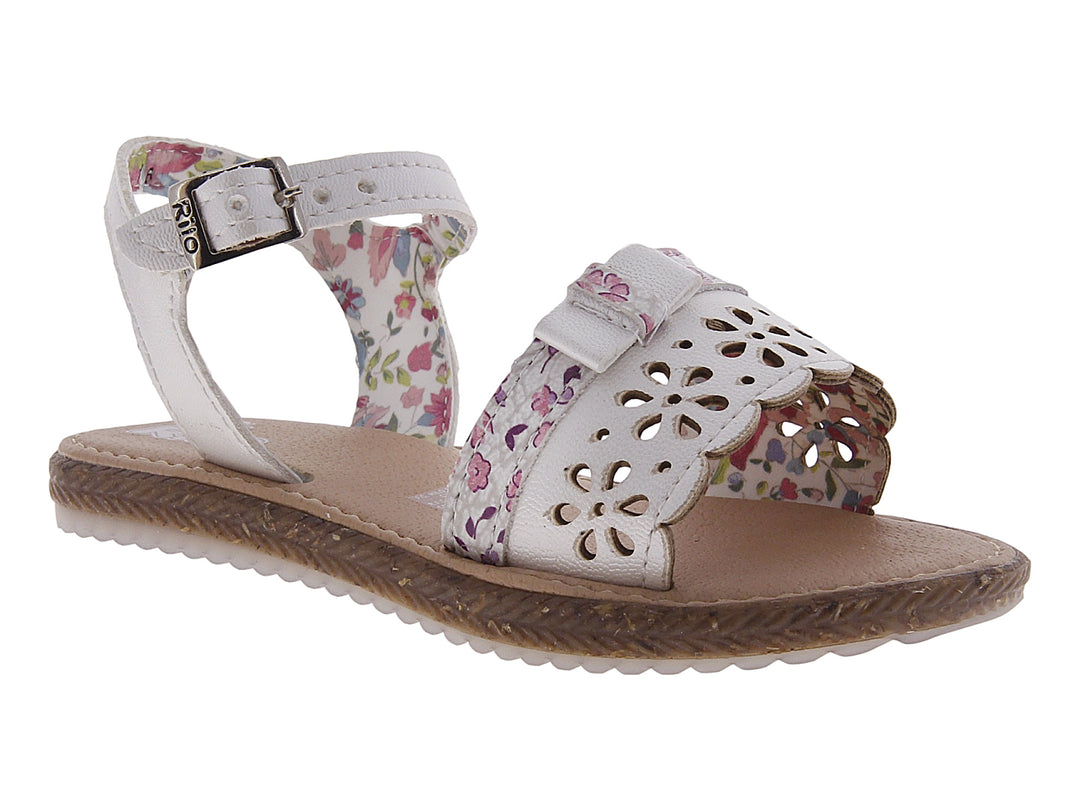 Sandalias blancas para niña con detalles calados, estampado floral y suela marrón.