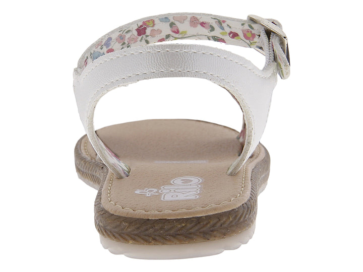 Sandalias blancas para niña con detalles calados, estampado floral y suela marrón.