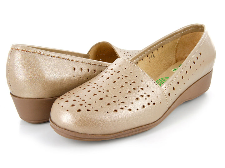 Zapatos Capricho Vicenza para mujer en color patina con acabado metálico y detalles perforados en la punta.
