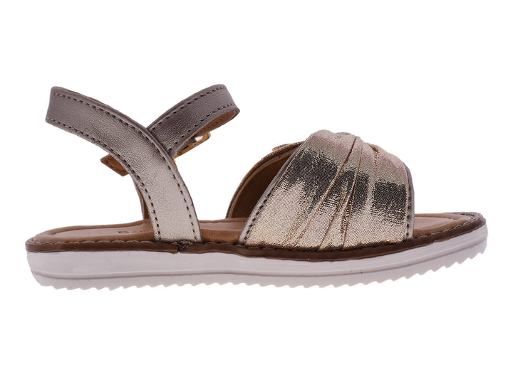 Sandalias doradas para niña con detalle de moño frontal y correa ajustable con hebilla.