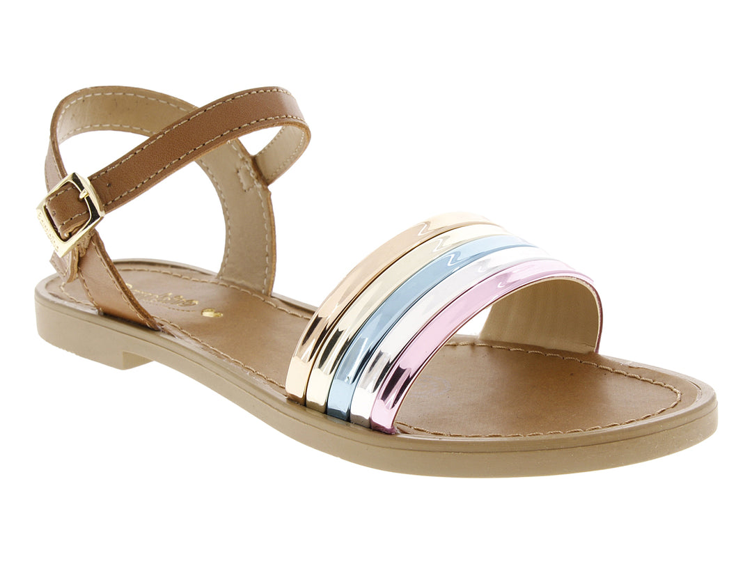 Sandalia color camel con tiras frontales metálicas en colores dorado, azul y rosa.