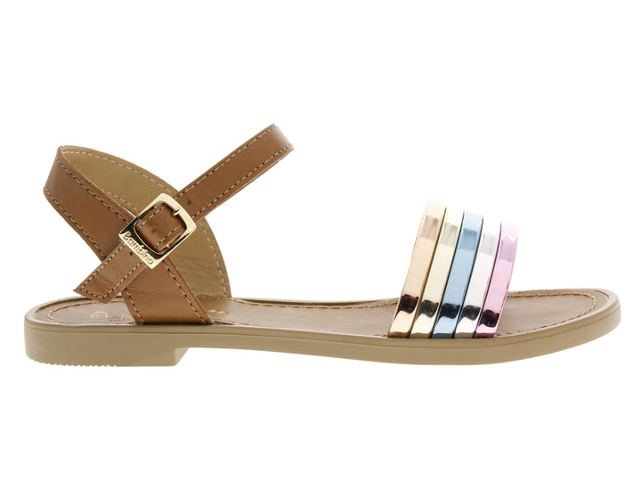 Sandalia color camel con tiras frontales metálicas en colores dorado, azul y rosa.
