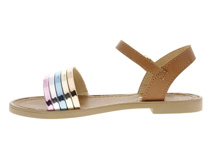 Sandalia color camel con tiras frontales metálicas en colores dorado, azul y rosa.