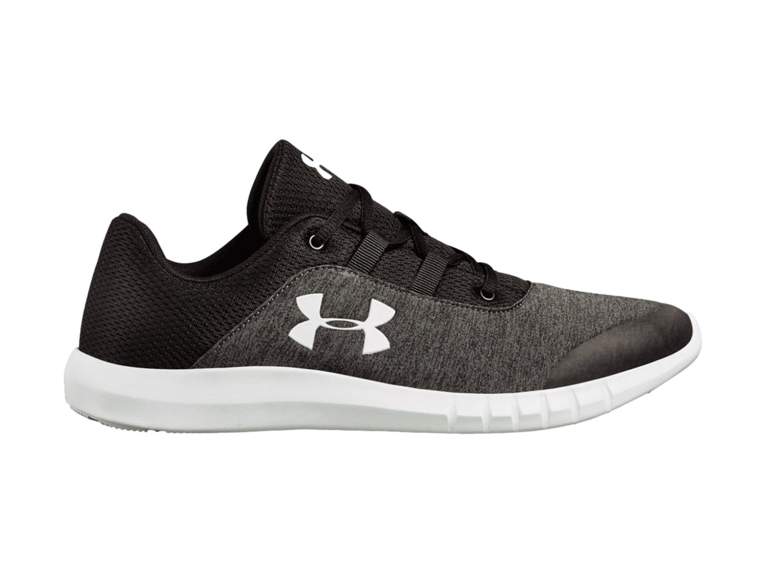 Tenis deportivos Under Armour color negro con suela blanca y logotipo blanco en el lateral.