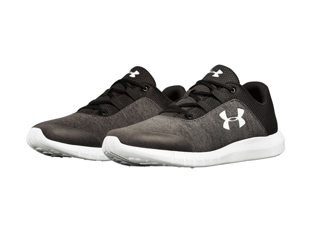 Tenis deportivos Under Armour color negro con suela blanca y logotipo blanco en el lateral.