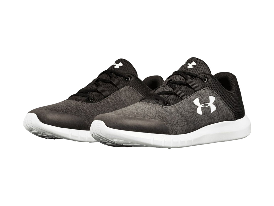 Tenis deportivos Under Armour color negro con suela blanca y logotipo blanco en el lateral.