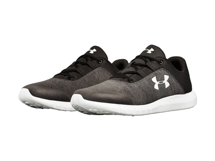 Tenis deportivos Under Armour color negro con suela blanca y logotipo blanco en el lateral.