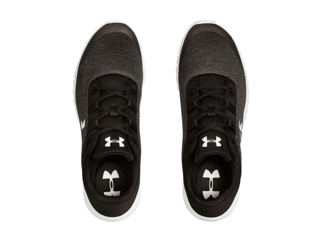 Tenis deportivos Under Armour color negro con suela blanca y logotipo blanco en el lateral.
