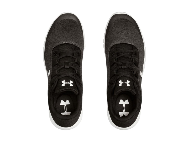 Tenis deportivos Under Armour color negro con suela blanca y logotipo blanco en el lateral.