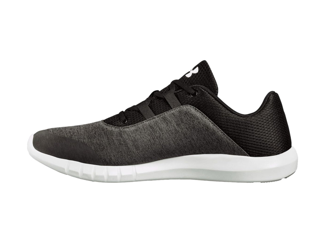Tenis deportivos Under Armour color negro con suela blanca y logotipo blanco en el lateral.