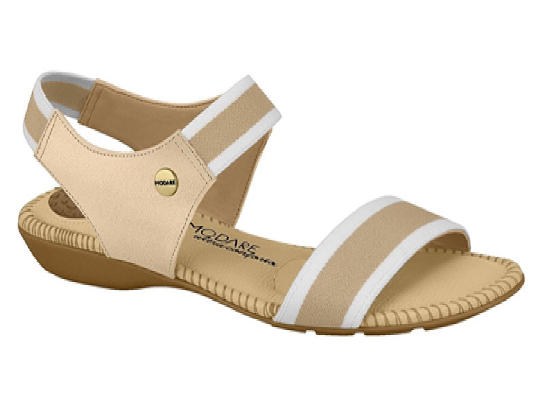 Sandalia para mujer en colores beige y blanco con tiras elásticas y suela plana.