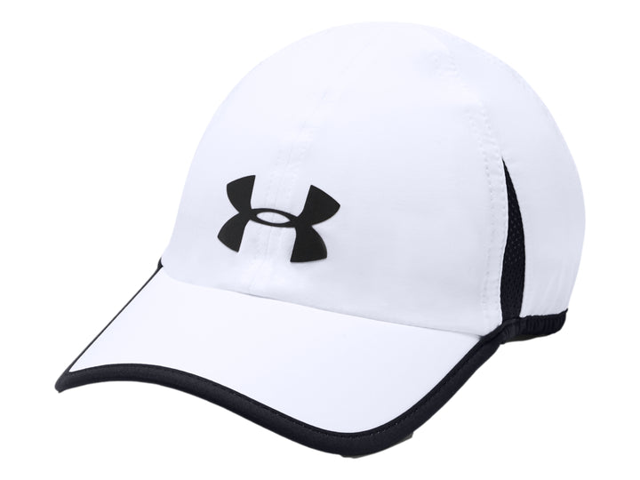 Gorra deportiva Under Armour blanca con logotipo y bordes en color negro.