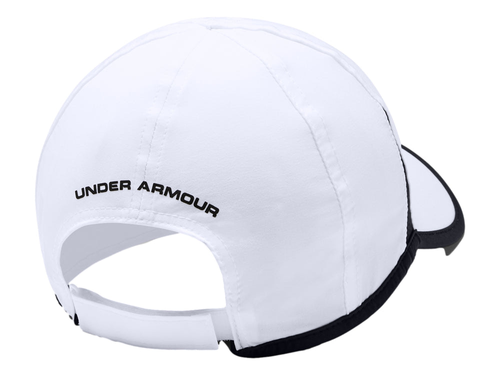 Gorra deportiva Under Armour blanca con logotipo y bordes en color negro.