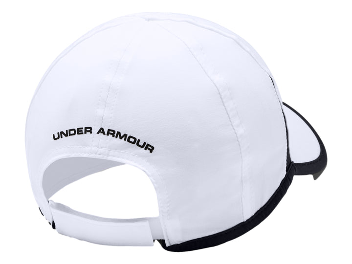 Gorra deportiva Under Armour blanca con logotipo y bordes en color negro.