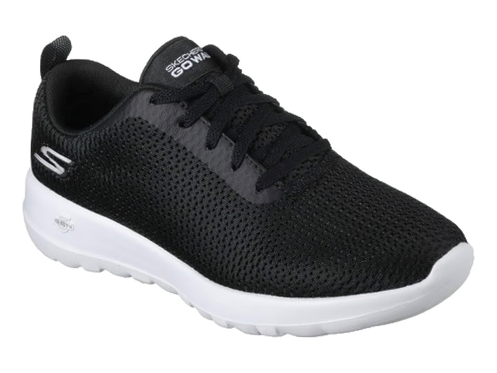 Tenis deportivos Skechers para mujer en color negro con suela blanca y tejido de malla.