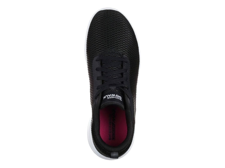 Tenis deportivos Skechers para mujer en color negro con suela blanca y tejido de malla.