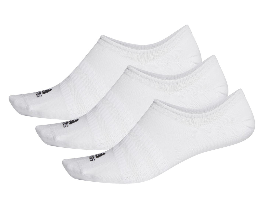 Paquete de tres calcetines invisibles Adidas de color blanco.