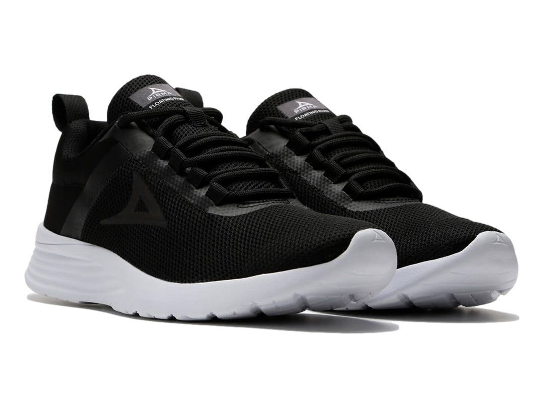 Tenis deportivos Pirma color negro con suela blanca sobre fondo blanco.