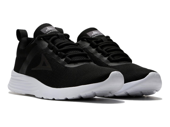 Tenis deportivos Pirma color negro con suela blanca sobre fondo blanco.