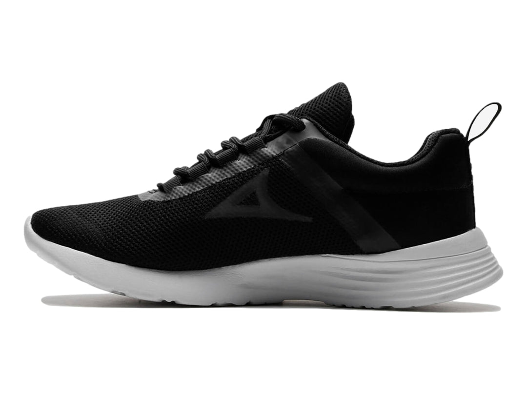 Tenis deportivos Pirma color negro con suela blanca sobre fondo blanco.