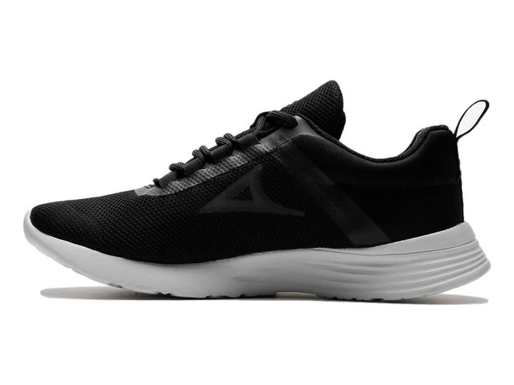 Tenis deportivos Pirma color negro con suela blanca sobre fondo blanco.