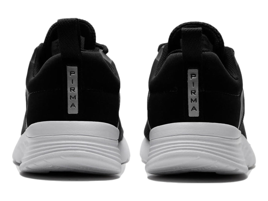 Tenis deportivos Pirma color negro con suela blanca sobre fondo blanco.