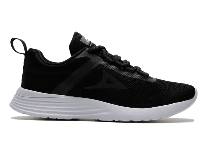 Tenis deportivos Pirma color negro con suela blanca sobre fondo blanco.